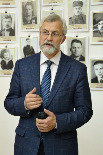 На открытии фотовыставки проекта www.fotohroniki.ru выступает замглавы администрации Подольского района Владимир Шитов