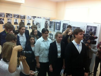 Ребята из Молодежной ассоциации новых журналистов на открытии фотовыставки проекта www.fotohroniki.ru