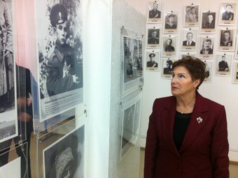 Директор лицея №1 Инна Левшина знакомится с работами фотовыставки проекта www.fotohroniki.ru