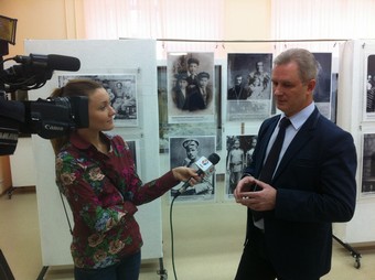 Один из организаторов www.fotohroniki.ru Андрей Гринь даёт интервью телевидению Кварц