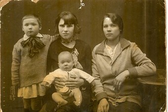 Мать Лидии Анна Яцковская с сыном Виктором и своей подругой, 1933 год.