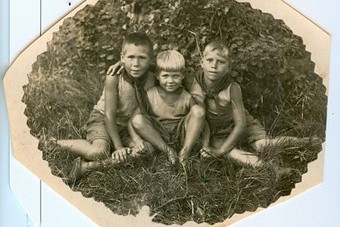 Лидия Роева (посередине) с братом Виктором Масленниковым (слева). Детский оздоровительный лагерь, Железнодорожный, 1944 год.