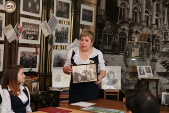 О своих родственниках, чьи фотографии включены в постоянную экспозицию, рассказала руководитель школьного выставочного зала Марина Шубелева