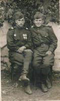 Коняхин Михаил Николаевич (справа)