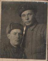 Дроздов Семен Михайлович (стоит) с боевым товарищем 
