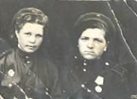 Сюткина Екатерина Федоровна (слева)