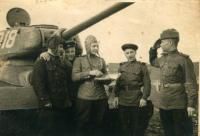 Сергуткин Василий Павлович (второй справа) со своими однополчанами