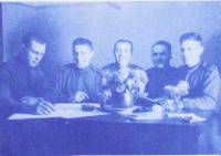 Самохин Федор Иванович (крайний справа) 