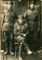 Чернышов Василий Павлович (в центре) 