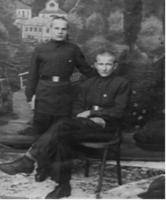 Маков Александр Степанович (стоит)  