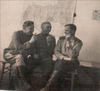 Зенков Алексей Тимофеевич (крайний слева)