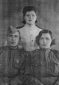 Колобкова Мария Семеновна с боевыми друхзьями