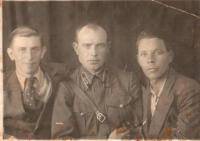 Белоблоцкий Петр Петрович ( на фото в середине) с друзьями. 