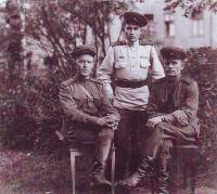 Латыпов Закий Хурматович  ( в центре)  с однополчанами