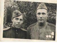 Сорокин Григорий Георгиевич (слева) и командир дивизии Павловский И.Г.