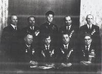 Бетехтин Виктор Иванович (в первом ряду второй слева)