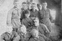 Хохлов Владимир Васильевич (верхний ряд в центре) с фронтовыми товарищами