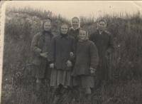 Шлякова( Глазунова) Мария Николаевна (справа во втором ряду), участница трудового фронта 1с 1943-1946гг