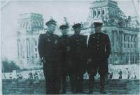 Коростелев Николай Петрович (второй справа) у Рейхстага