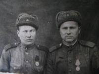 Поваров Иван Арсентьевич (справа) 