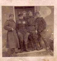 Золотарёв Иван Ильич (в шинели) с боевыми товарищами.