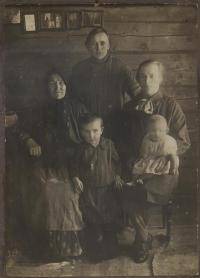 Волковы Евдокия Ивановна (1901 г. р.), Дарья Ивановна (1904 г. р. – в замужестве Цветкова), их мать Устинья и дочь Евдокии -  Евгения и Дарьи – Тамара.