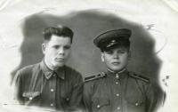 Рогожников Александр Михайлович слева с братом