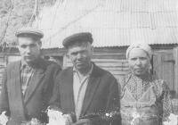 Шумкин Иван Васильевич (в середине), с левой стороны его жена Римма Яковлевна