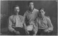 Задворнов Константин Алексеевич с дочерьми Анной и Надеждой прапрадед 1924г