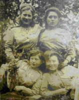 Предыбайло Евдокия Ефимовна ( правая в верхнем ряду) с подругами
