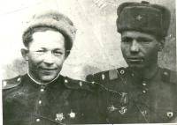 Побединский Михаил Валентинович (1-ый слева) с механиком-водителем Георгием Ухановым 