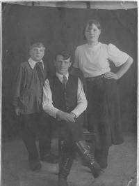 Племянник прабабушки Евлампи Ц Яков с сыном и женой 1940г.