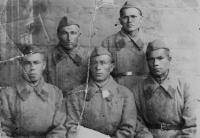 Низамиев Акрам Низамиевич  (сидит крайний справа) 