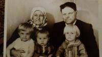 Мои прадедушка и прабабушка с внуками
