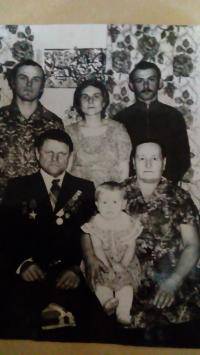 Мои прадедушка и прабабушка с сыновьями, снохой и внучкой Людмилой