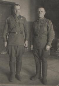 Давыдов Андрей Сергеевич (справа)