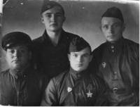 Маков Александр Степанович (сидит в нижнем ряду справа) 