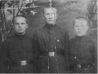 Маков Александр Степанович (первый слева) 