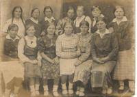 Убоженко Анна Андреевна( в первом ряду вторая слева)