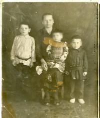 Рогожников Александр Михайлович слева с мамой и братом