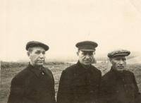 Третьяков Павел Александрович(в середине)