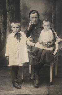 Цветкова Дарья Ивановна (1904 г. рождения) с приемной дочерью Валентиной (слева) и Тамарой. 