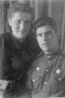 Чиненова Мария Григорьевна На фото со своим будущим мужем – Владимиром Дейнега
