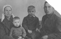 Якомаскин Иван Иванович с семьей.