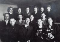 Шайхаттаров Анвар Шайхаттарович (в первом ряду первый справа)