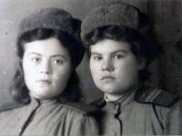 Запрягайло (Ганиченко) Вера Аксентьевна (слева)