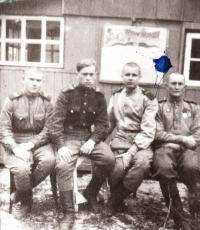 старшина Назарчук с солдатами